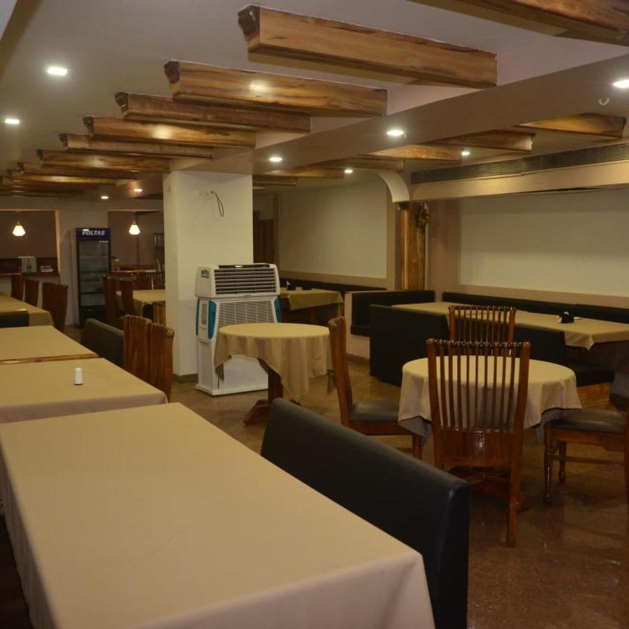Hotel Poonam Райпур Екстер'єр фото