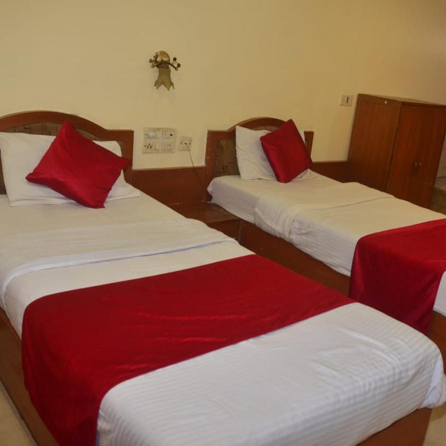 Hotel Poonam Райпур Екстер'єр фото