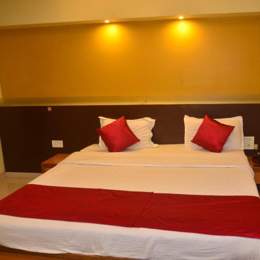 Hotel Poonam Райпур Екстер'єр фото