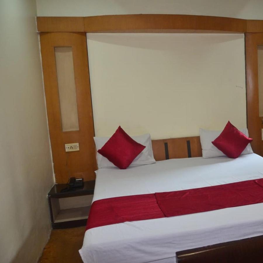 Hotel Poonam Райпур Екстер'єр фото