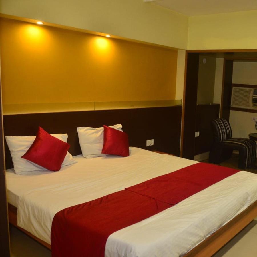 Hotel Poonam Райпур Екстер'єр фото