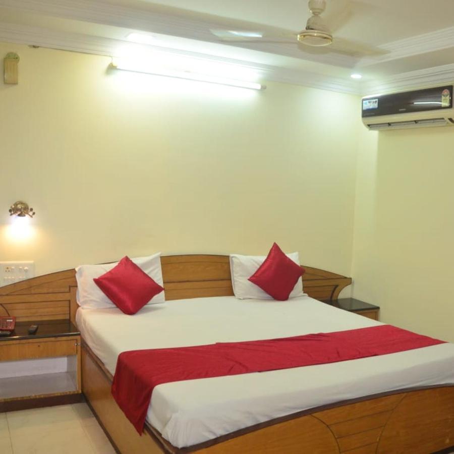 Hotel Poonam Райпур Екстер'єр фото