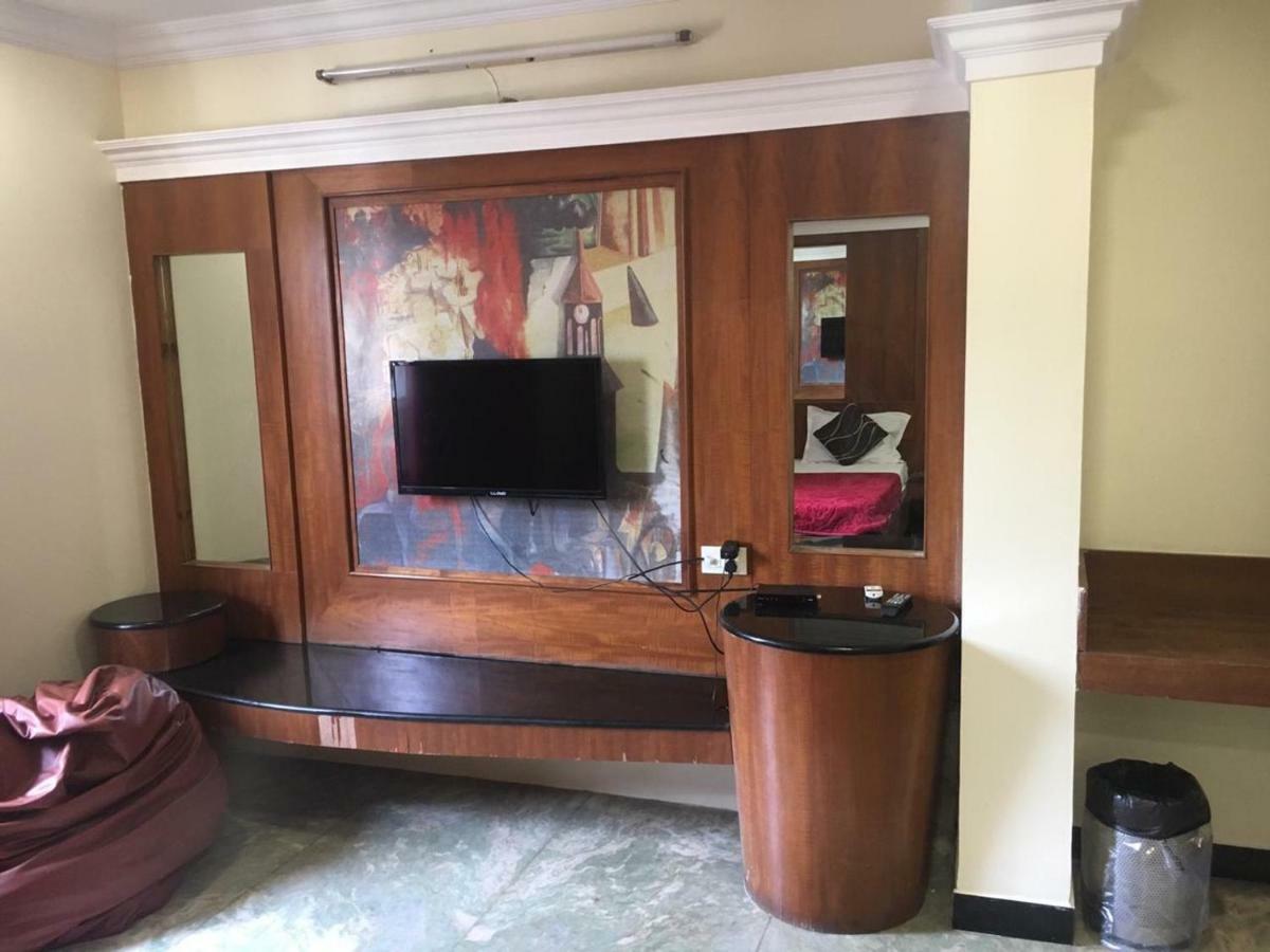 Hotel Poonam Райпур Екстер'єр фото