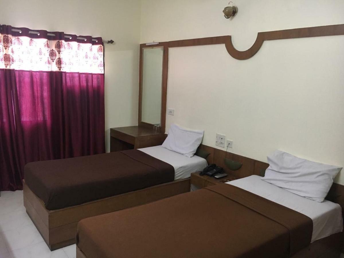 Hotel Poonam Райпур Екстер'єр фото