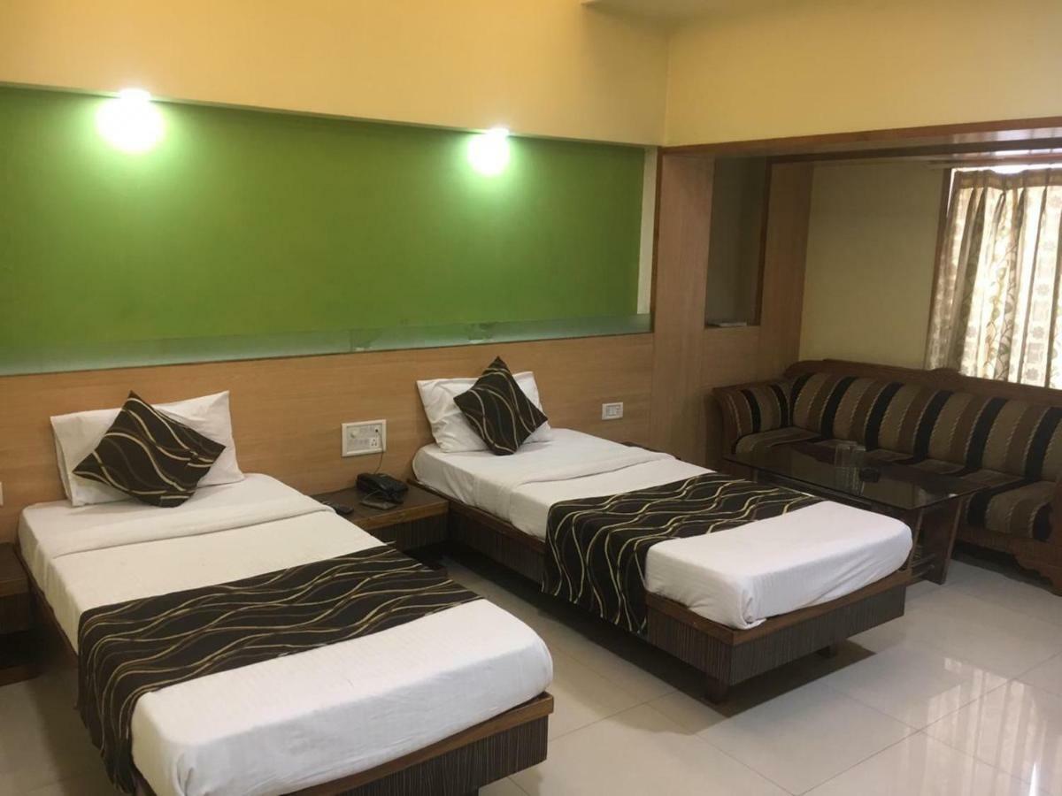 Hotel Poonam Райпур Екстер'єр фото