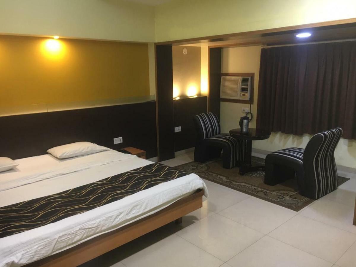 Hotel Poonam Райпур Екстер'єр фото